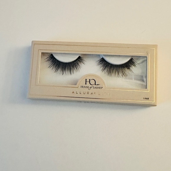 Triple Layer Lashes - Picture 2 of 5